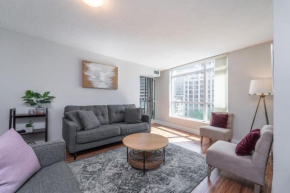 Spacious 2 Bedroom plus Den, 2 Bath, Sleeps 5 with Balcony and Lakeview Downtown Toronto Condo